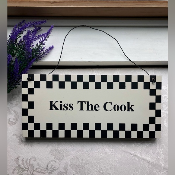 💋Kiss The Cook Checkered Wall Hanging - Picture 1 of 6